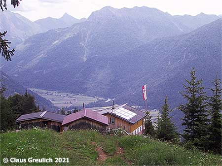 Foto: Die Bernhardseck-Hütte über dem Lechtal
